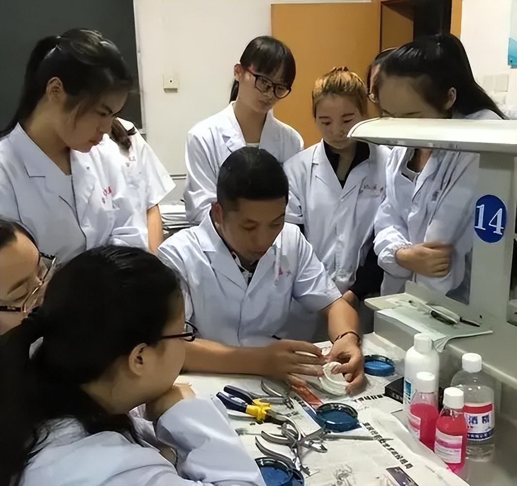 医学生|多地医院招聘遇冷，医学生却称就业难？原来只是因为“牛马慌”