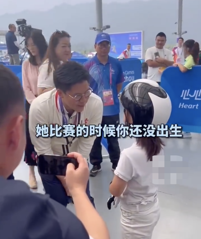 霍启刚被萌娃夸女朋友很厉害，慌张解释：说清楚不是女朋友是太太