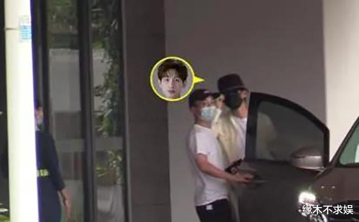 成毅恋情风波升级！现身遭粉丝疯狂追车，和00花恋情愈演愈烈！