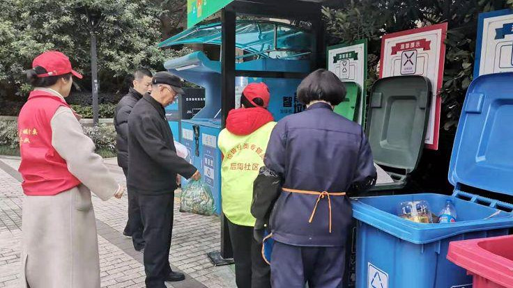 研究生应聘垃圾分类专管员，高学历就不能走进基层岗位吗？