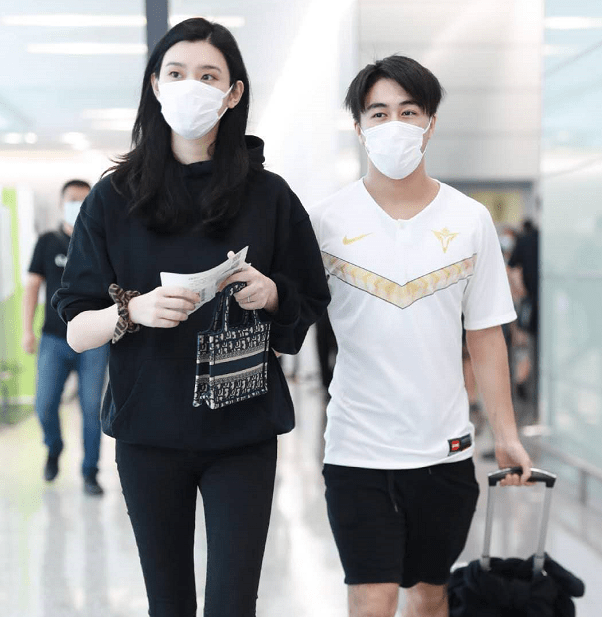 奚梦瑶|34岁奚梦瑶憔悴认不出!在北大读研上课,没空洗头化妆素颜出镜