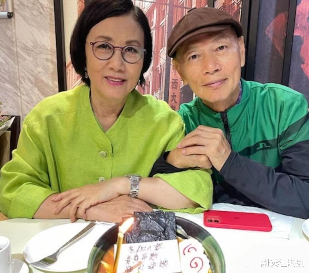 自称怪人!知名港星盛夏穿外套加围巾,现身国外街头与旁人反差大