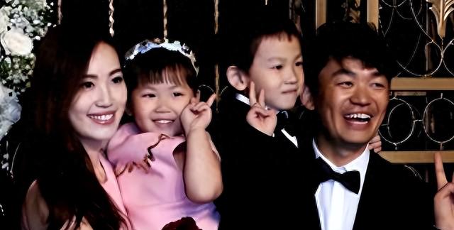 马蓉王宝强离婚后首度同框，37岁金发造型显年轻，两人差距明显！