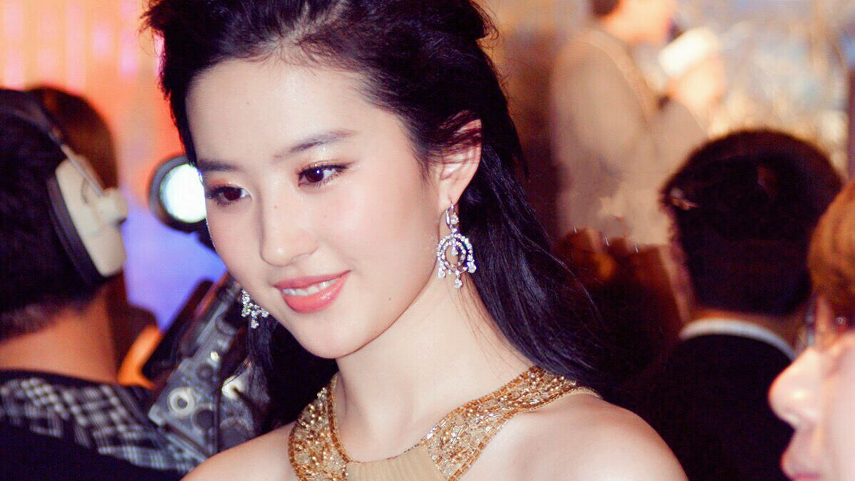 俞敏洪喊话知名演员刘亦菲，董宇辉圈外男友身份爆光，评论区沦陷