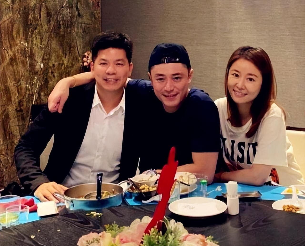 林心如为爸爸举办生日宴,霍建华招呼亲朋好友,曝温馨全家福