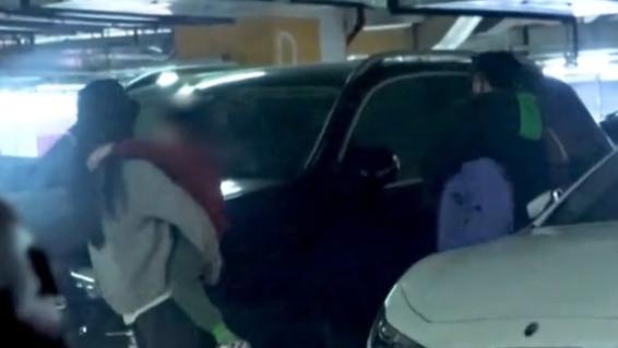 刘诗诗吴奇隆一家罕同框，步步玩妈妈秀发，长势喜人妈妈快抱不动