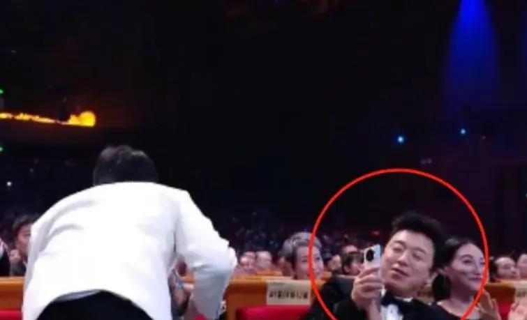 梁朝伟被“追捧”,何赛飞获奖无人起身,看清了娱乐圈的人情世故