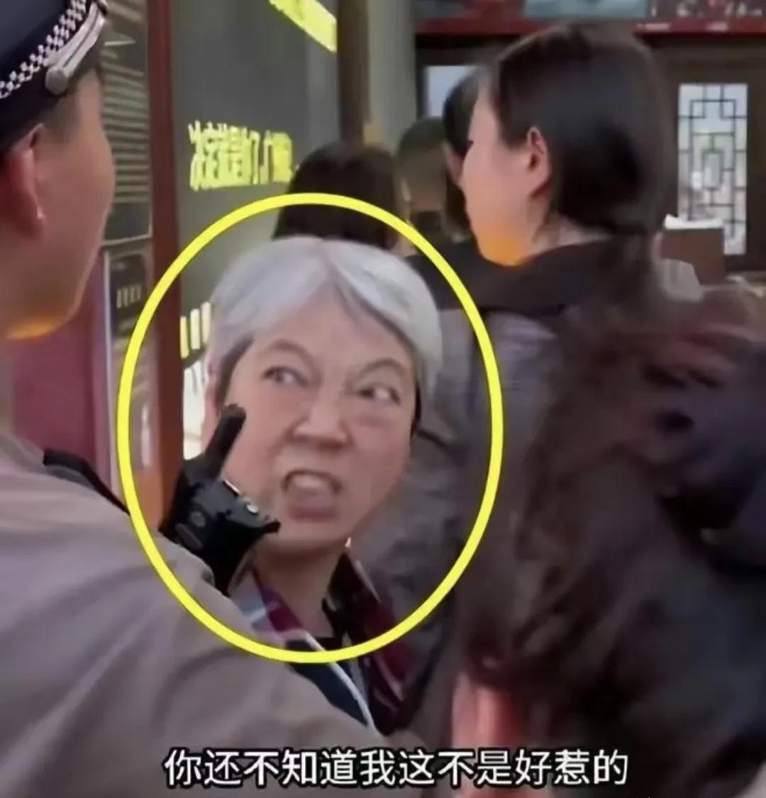 桂林旅游|插队的那对婆孙火了！被制成表情包后，这回遇上硬茬了