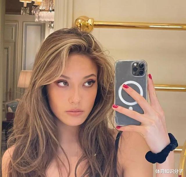 谷爱凌|新恋情?谷爱凌与亚裔帅哥牵手摸脸显暧昧,网友:混血美女受欢迎