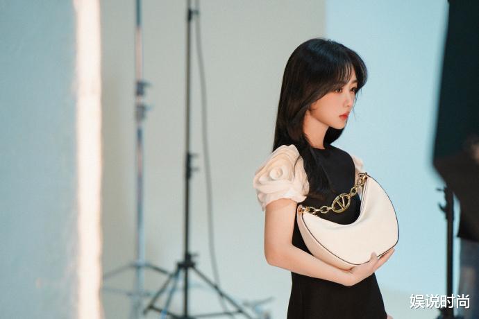 杨紫新造型受质疑！赫本风穿搭经典、精致又优雅