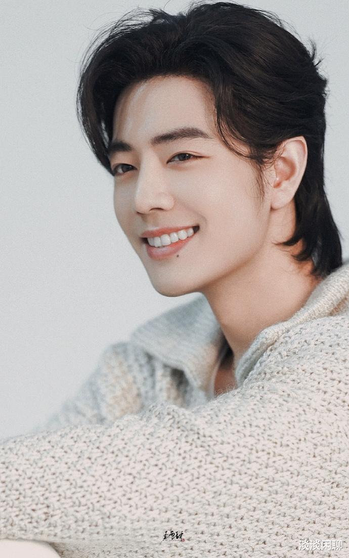 肖战一天上两个热搜!呈现截然相反的两种意味,有格调就是不一样