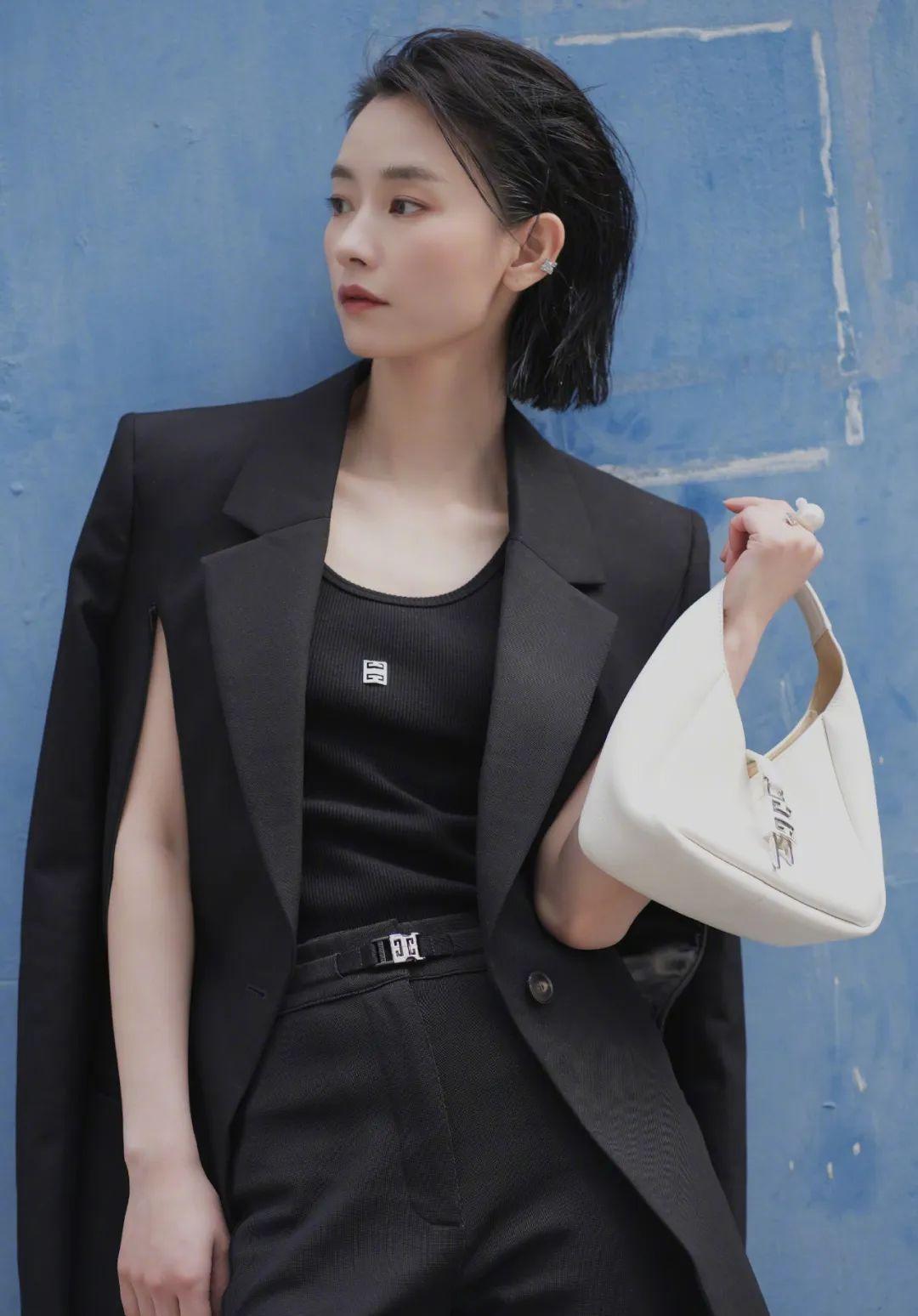 梁朝伟|影帝、天王齐聚香港,合照站位有讲究,梁朝伟乖坐着,张学友有趣