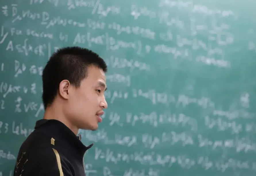 网友在老家偶遇韦东奕，韦神眼带笑意脚底生风，身上有爸爸的影子