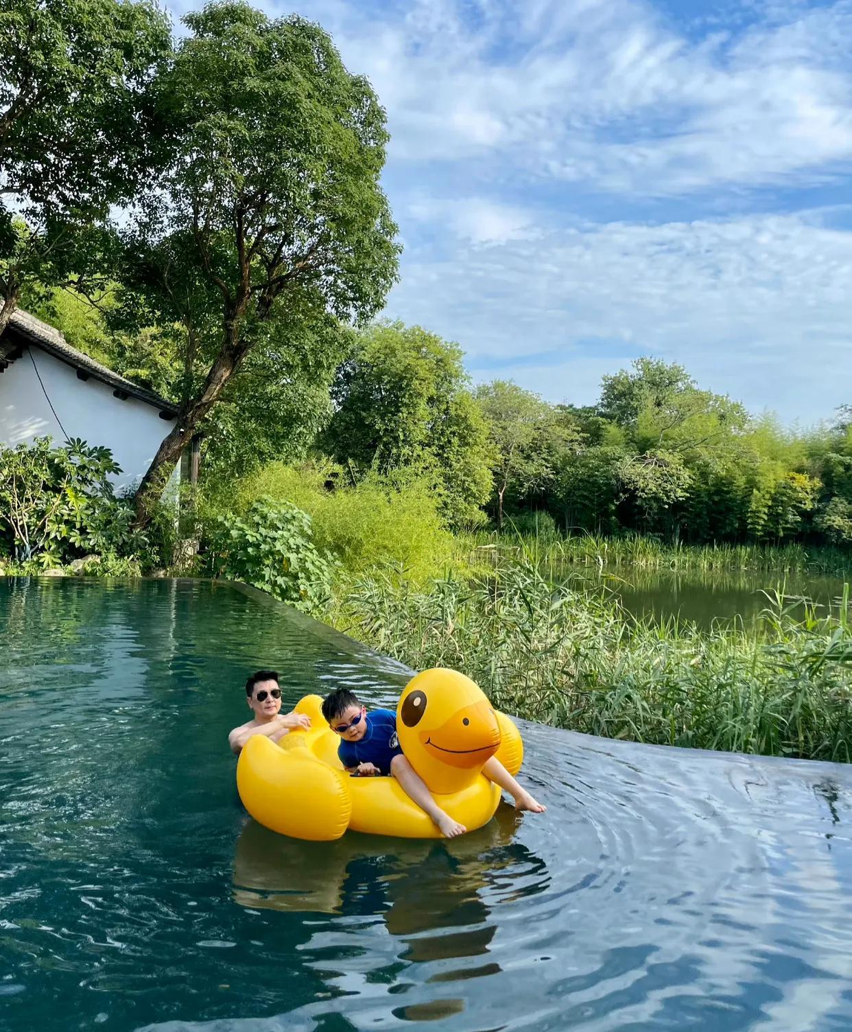 保剑锋|保剑锋52岁老婆最新露面！满头白发十分惹眼