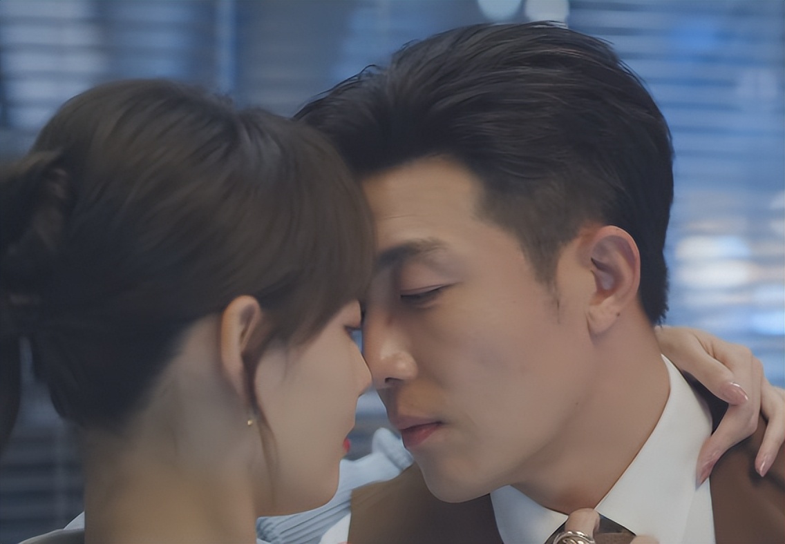 条件不符就别尬演“情妇”,36岁张嘉倪告诉你,啥是教科书式撩汉