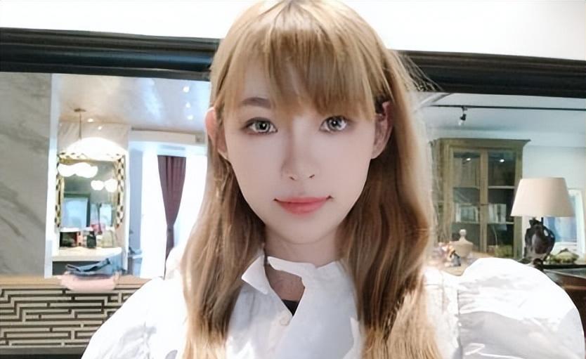 网红痞幼当伴娘引热议:白色礼服抢镜,颜值差异大引争议