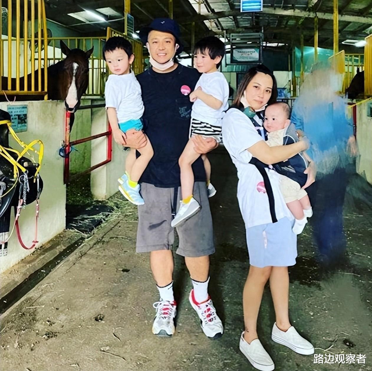 张致恒雯雯一家六口亮相街头用餐,网友纷纷点赞:太佩服!