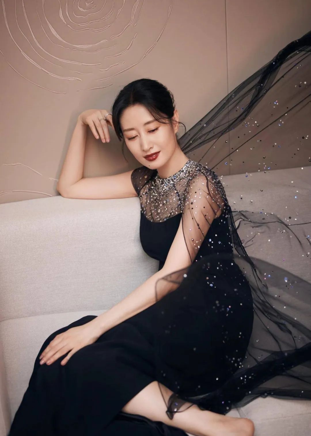 除了大嫂高叶之外，这5位开年爆火的“半老徐娘”， 长腿美背，越老越有韵味