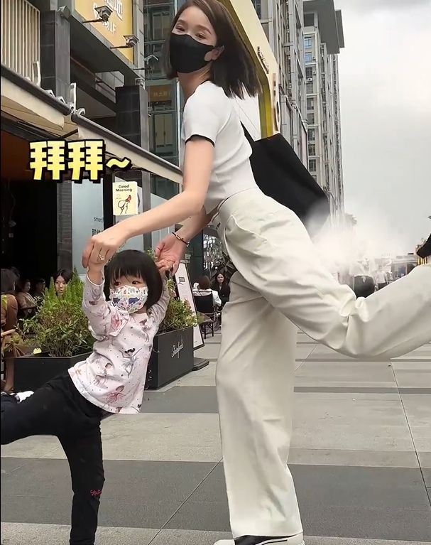 王祖蓝|王祖蓝一家出门聚餐,和李亚男互叫昵称表白比心,俩女儿变超漂亮