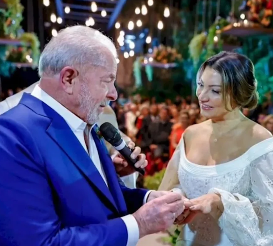 发型 巴西夫人换发型!小卷发烫成直发去参观华为,焕然一新后气质变了