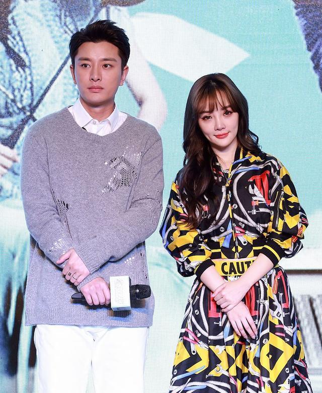 42岁李小璐机场被偶遇,穿搭前卫、身材火辣,肤白貌美被赞像少女