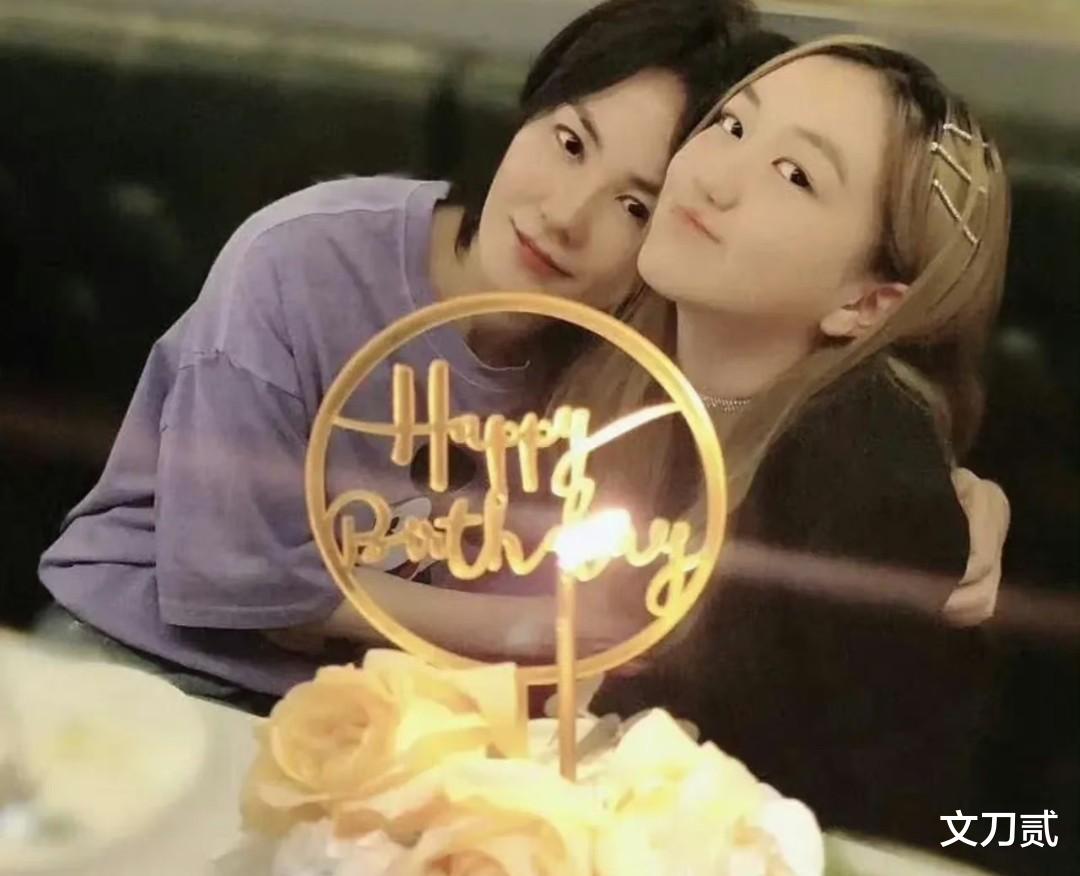 谢霆锋带大儿子澳洲度假,Lucas酷似爸爸,父子俩身高相差无几