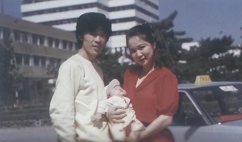 他竟然是蔡明的儿子,年近四十未婚未育,是蔡明的骄傲更是最大心病