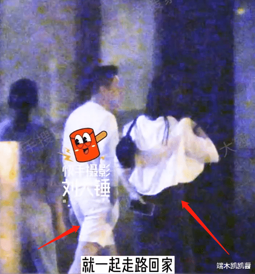 前夫哥跟新女友逛街,女方穿紧身瑜伽裤大秀身材,两人身高相仿