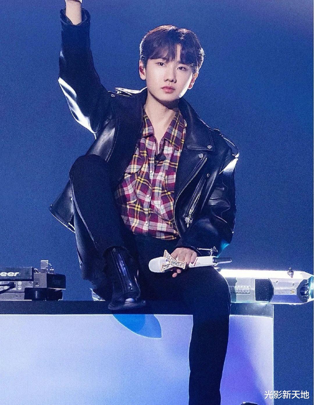 小杨哥意外曝光明星出场费,最低仅50万,扯掉娱乐圈的遮羞布