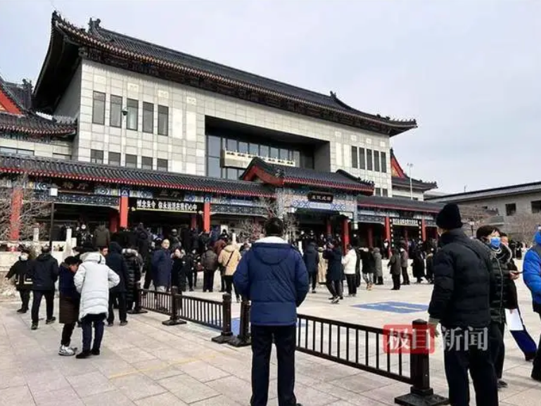 朱令举办告别仪式,灵堂摆满花圈,妈妈穿拖鞋送别女儿,惹人泪目