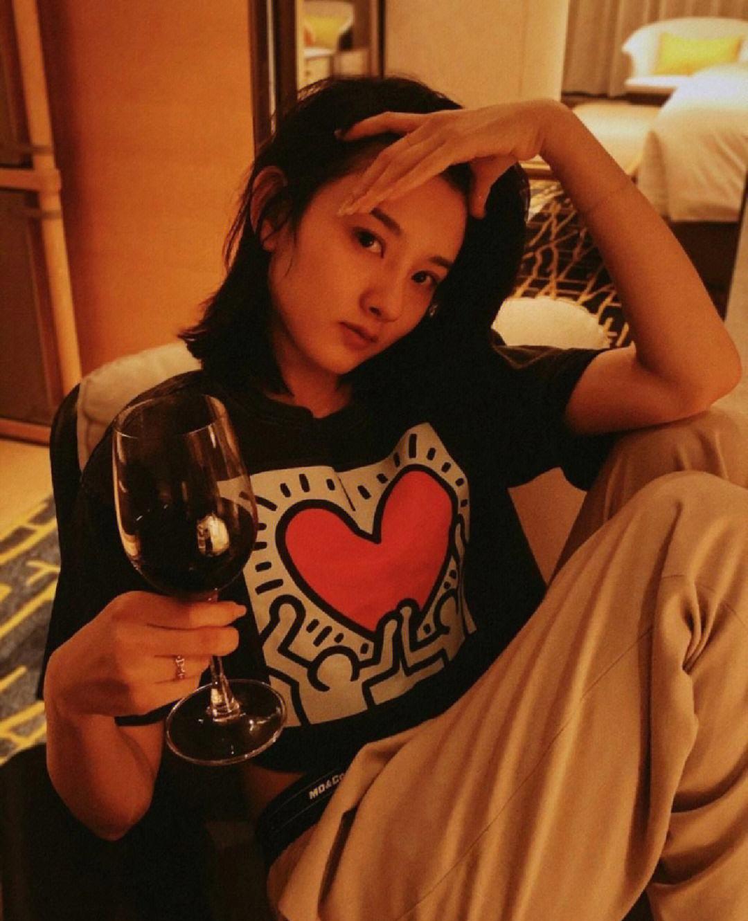 95后小花是真反骨吗?都烟酒不离手,欺凌他人,内娱演员都是这样