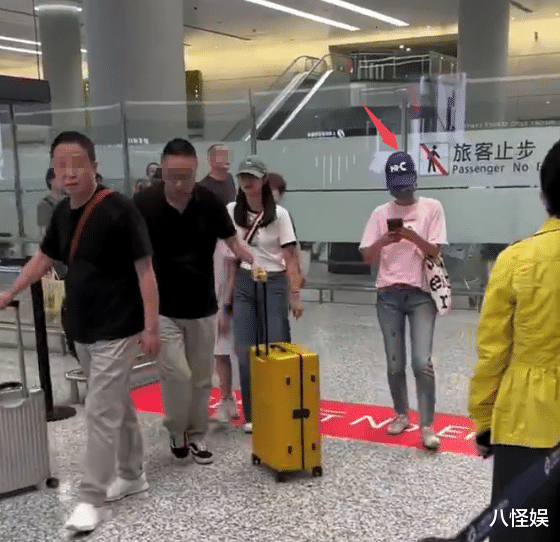 马伊琍一家五口回上海，打扮少女比女儿抢镜，爱马与妹妹搂肩热聊