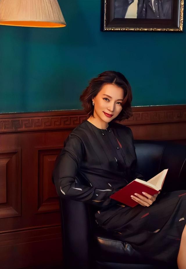 董卿|“央视一姐”董卿,为自己的“虚伪”付出了代价