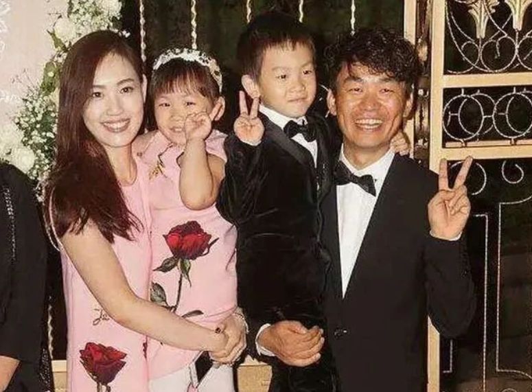 坦然面对!宋喆出狱前晚王宝强冯清携手聚餐,开心聊天冯清当司机