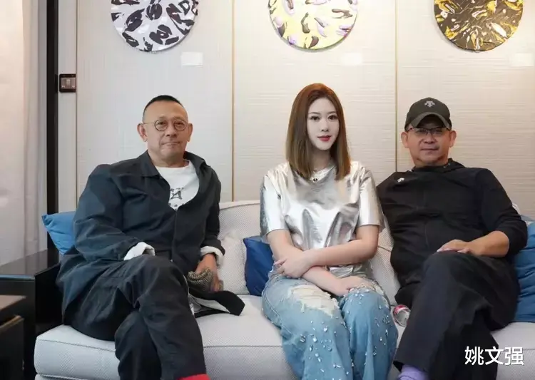 姜武 姜武25岁女儿画展大咖云集!姜文兄弟久违同框,冯小刚皮肤白到晃眼