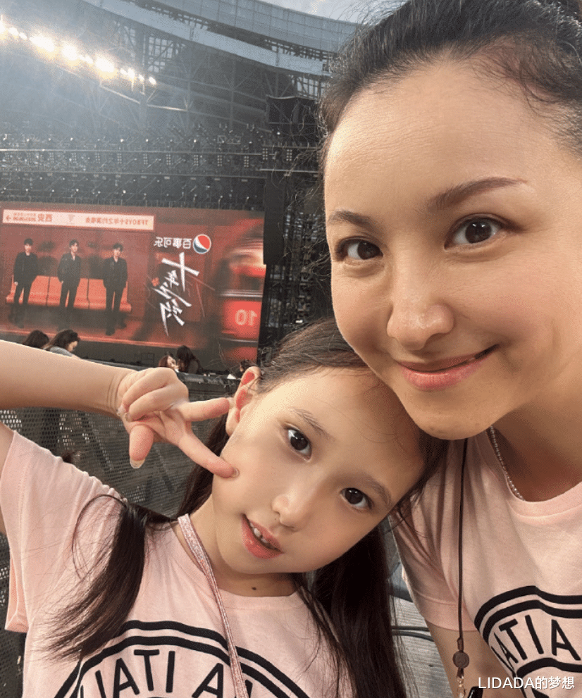 她出生医学世家,却成了演员,当了老师,做了制片人,今幸福美满