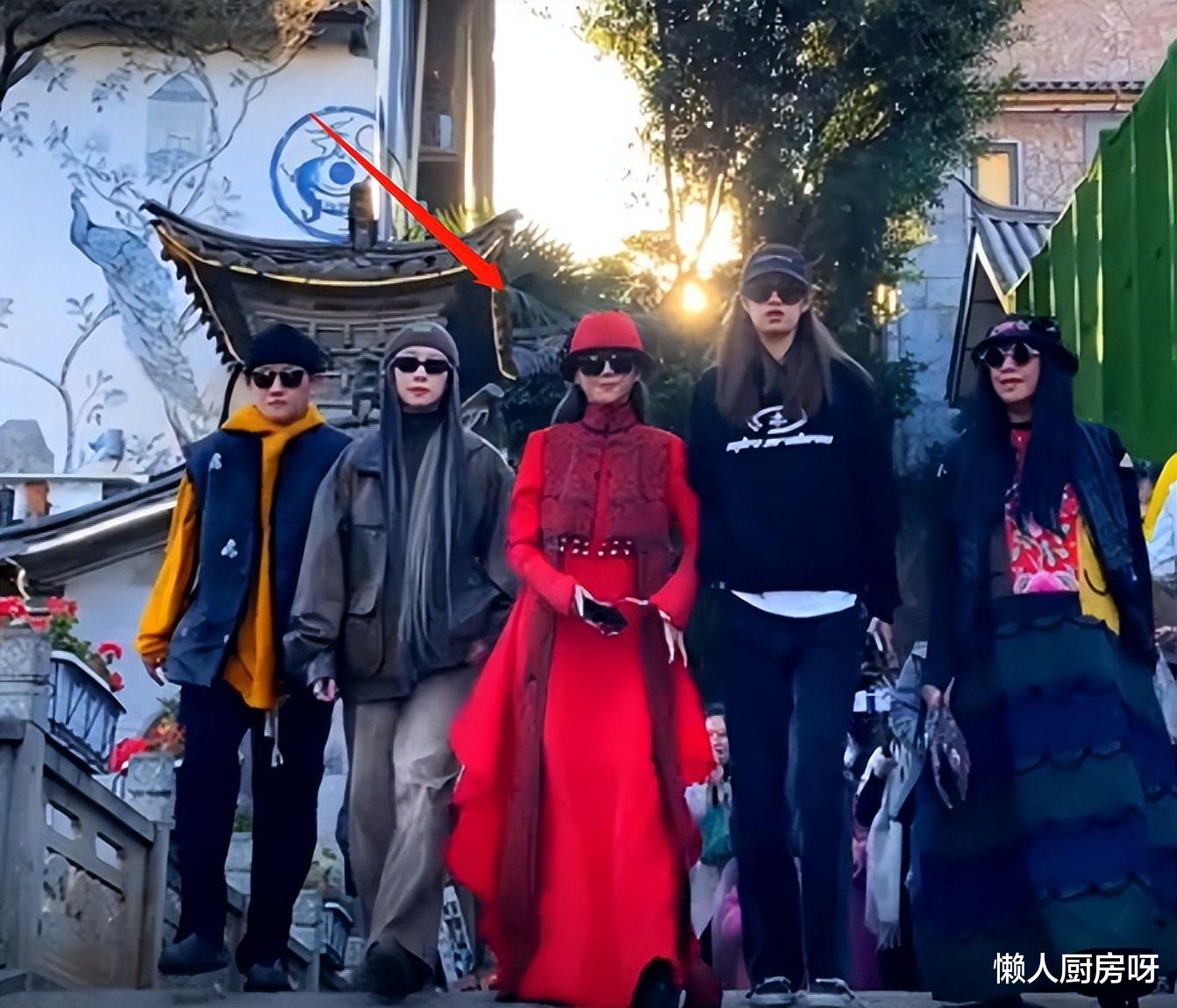 杨丽萍|杨丽萍再跳孔雀舞!满脸褶步路蹒跚引担忧,与新接班人撞脸似姐妹