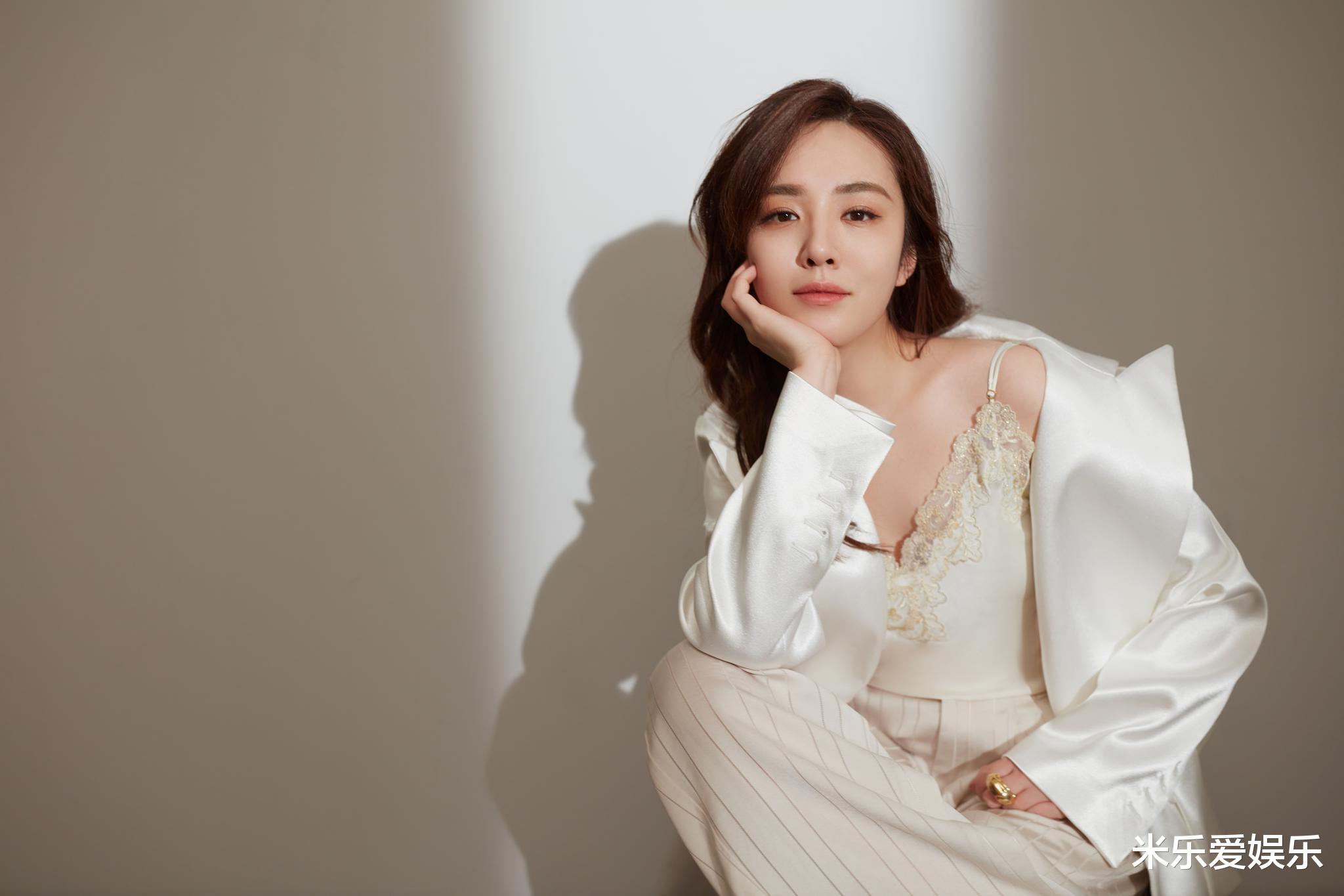 把张嘉译嘴亲肿,把胡歌亲到吐,她被称为“吻戏一姐”