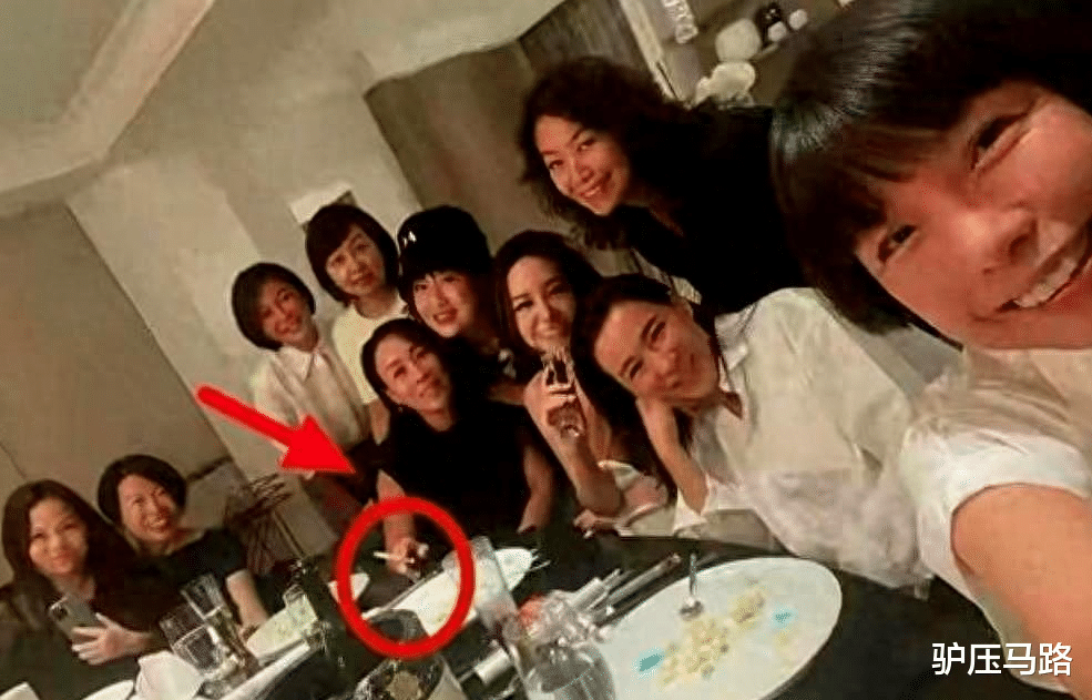 那英私人聚会曝光,手夹香烟稳坐C位,一旁的杨坤身边美女环绕抢镜