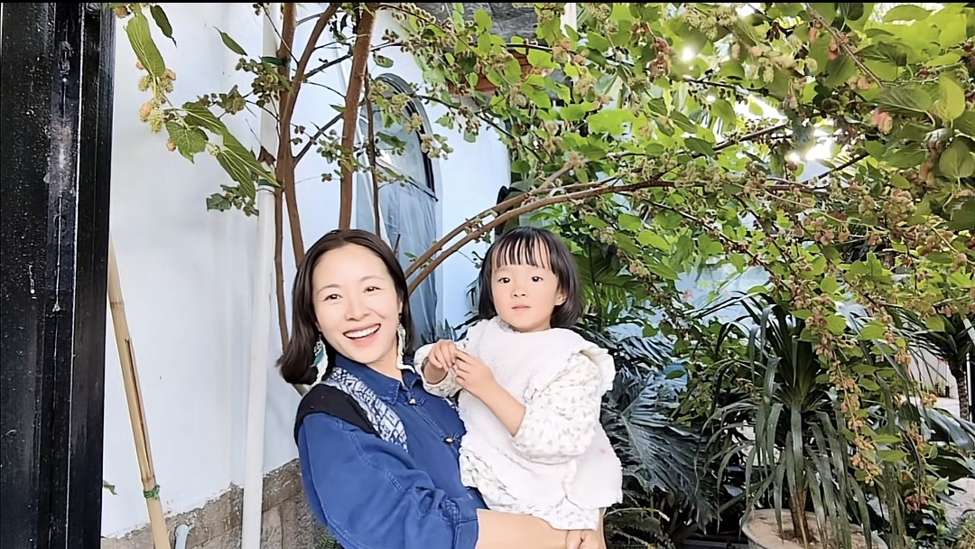 江一燕|江一燕定居农村，携婆婆女儿在院子摘桑葚，住双层瓦片房超接地气