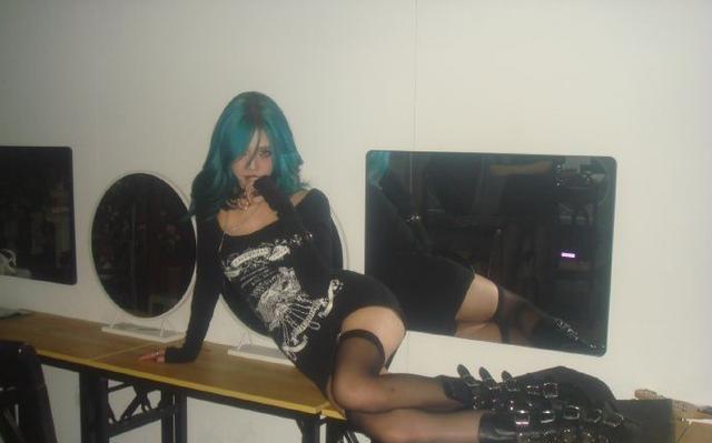 井川里予近照眼神迷离穿黑丝姿势妖娆，粉丝评论低俗至极不堪入目