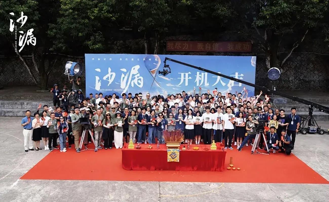 某女明星片场耍大牌！40多度让群演干等晕倒，态度恶劣驱赶学生！