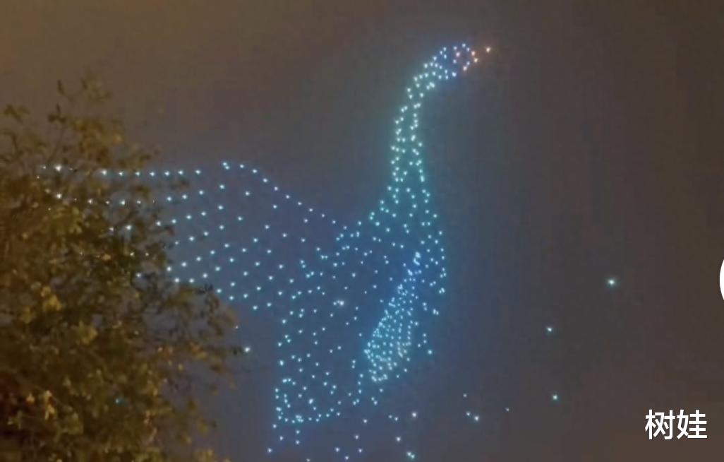 霍震霆霍震寰罕见合体,现身白天鹅宾馆看灯光秀,庆祝开业40周年