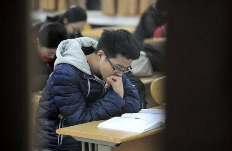 研究生争取3个条件，毕业时留校几率更大，网友：这研可不白考