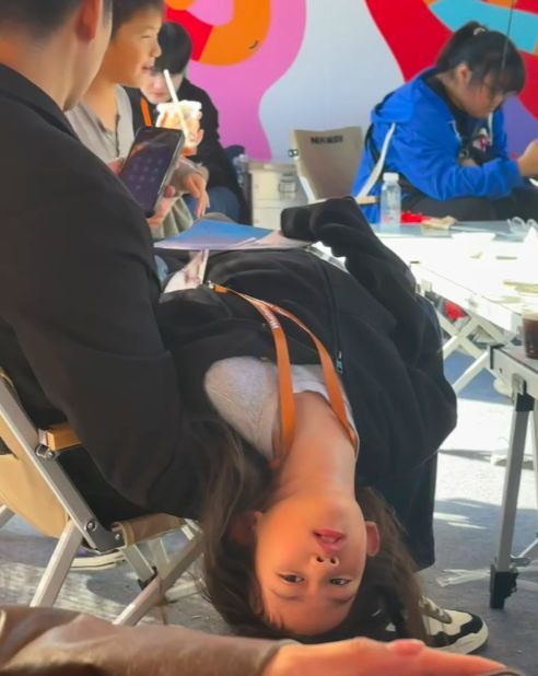 黄磊6岁儿子首次被偶遇,气质阴郁,姐姐坐在异性腿上被他无视