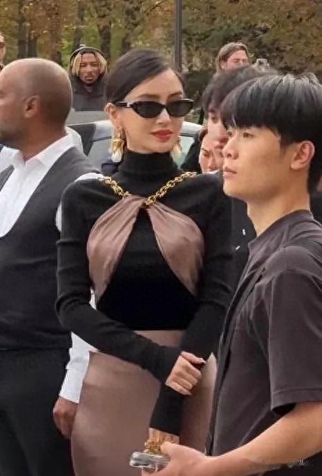 Baby杨颖时装周“脸崩”了!用力过猛露整容痕迹,面容十分怪异