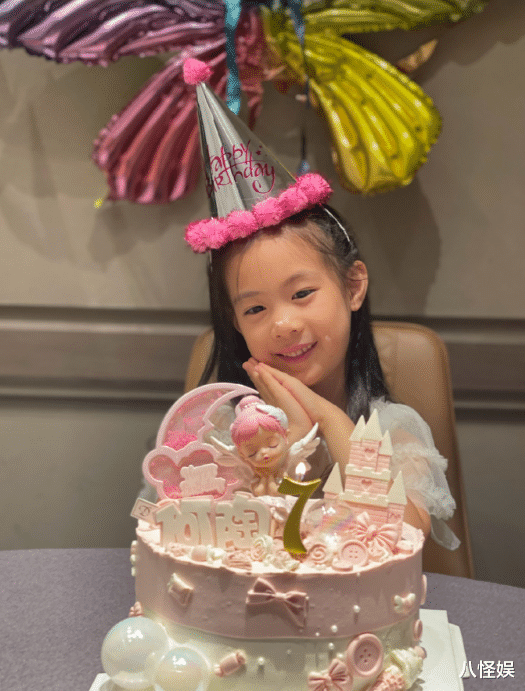 陶昕然晒全家福为女庆生,7岁何陶耳高于眉超漂亮,自带名媛气质