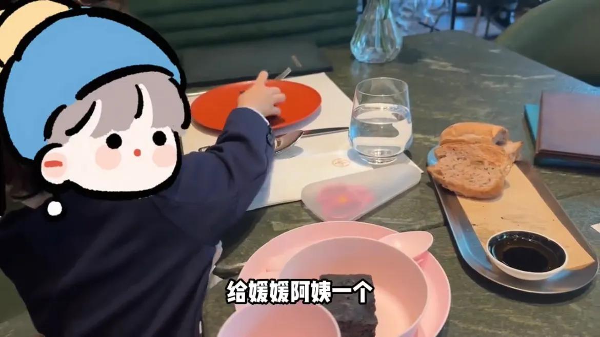 林峯张馨月观看女儿毕业演出，2岁luna表现自信大方，模样好漂亮