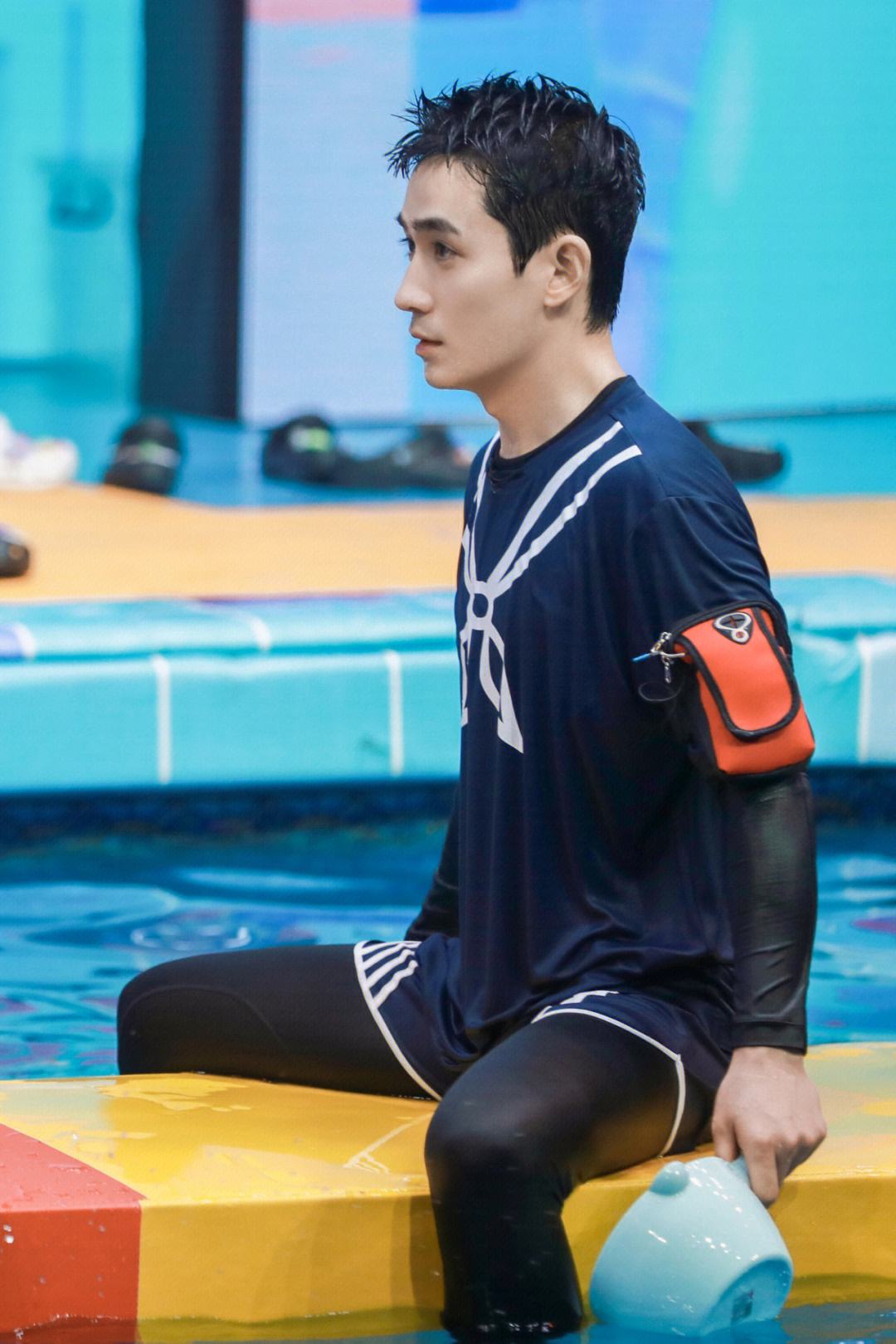 35岁朱一龙伤情已逐渐康复！眉骨伤痕变淡，状态良好高调复工