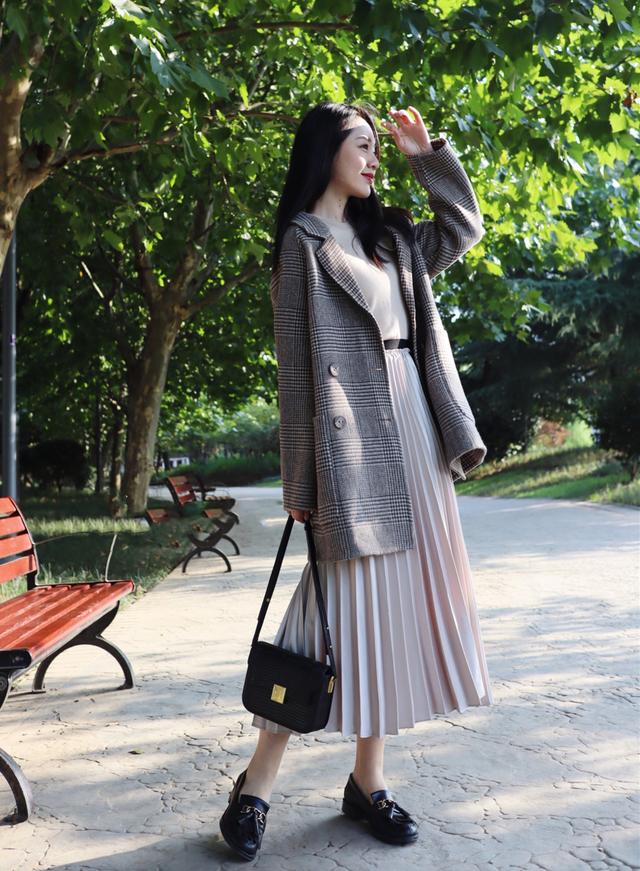 "乐福鞋 裙子"的组合优雅又知性,有了柔美飘逸的裙子做点缀,可以轻松
